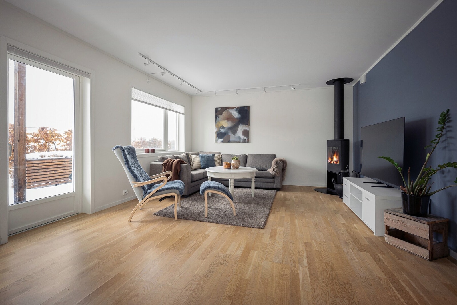 Stuen er åpen og luftig med store vindusflater som slipper inn rikelig med dagslys og skaper en behagelig atmosfære. Galleribilde