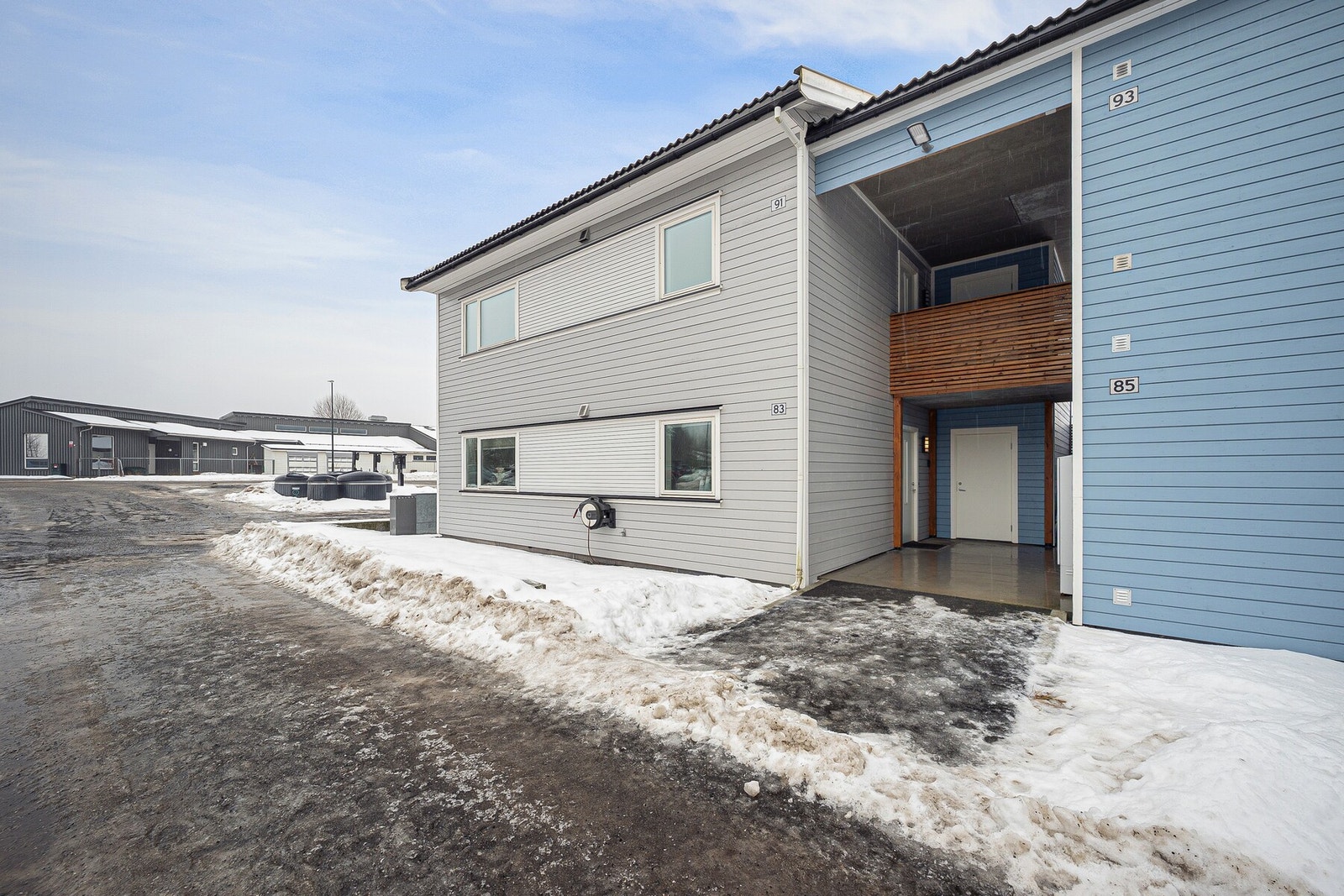 Nabolaget byr på et godt bomiljø med lite trafikk, lavt støynivå og nærhet til naturen. Her er det kort vei til alt du trenger i hverdagen. Galleribilde