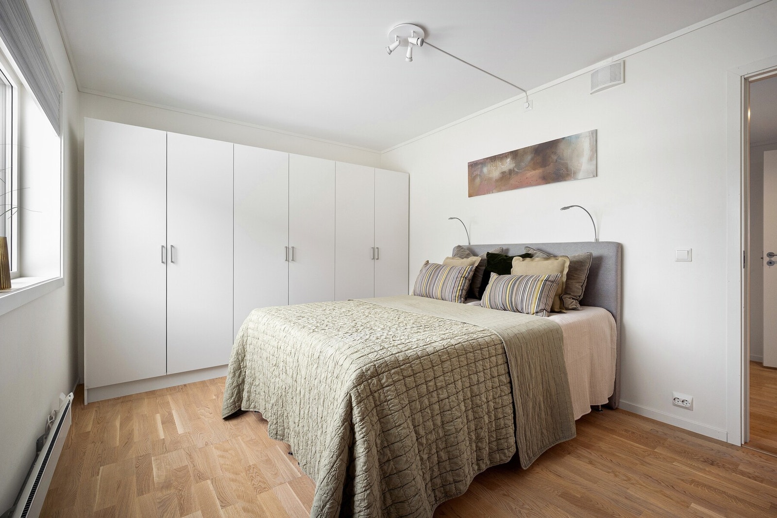 Rommet oppleves lyst og luftig, og har gode oppbevaringsmuligheter med garderobeløsning langs vegg. Galleribilde