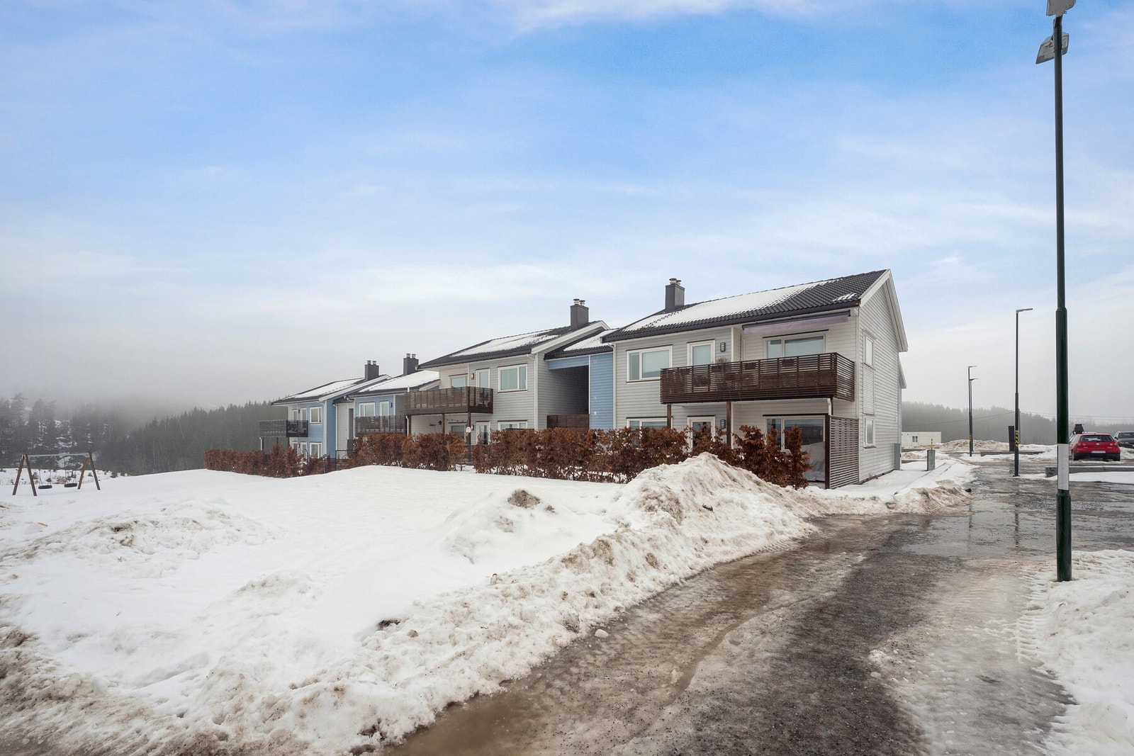 Planløsningen er gjennomtenkt og funksjonell med to soverom, åpen stue- og kjøkkenløsning og gode lysforhold. Galleribilde