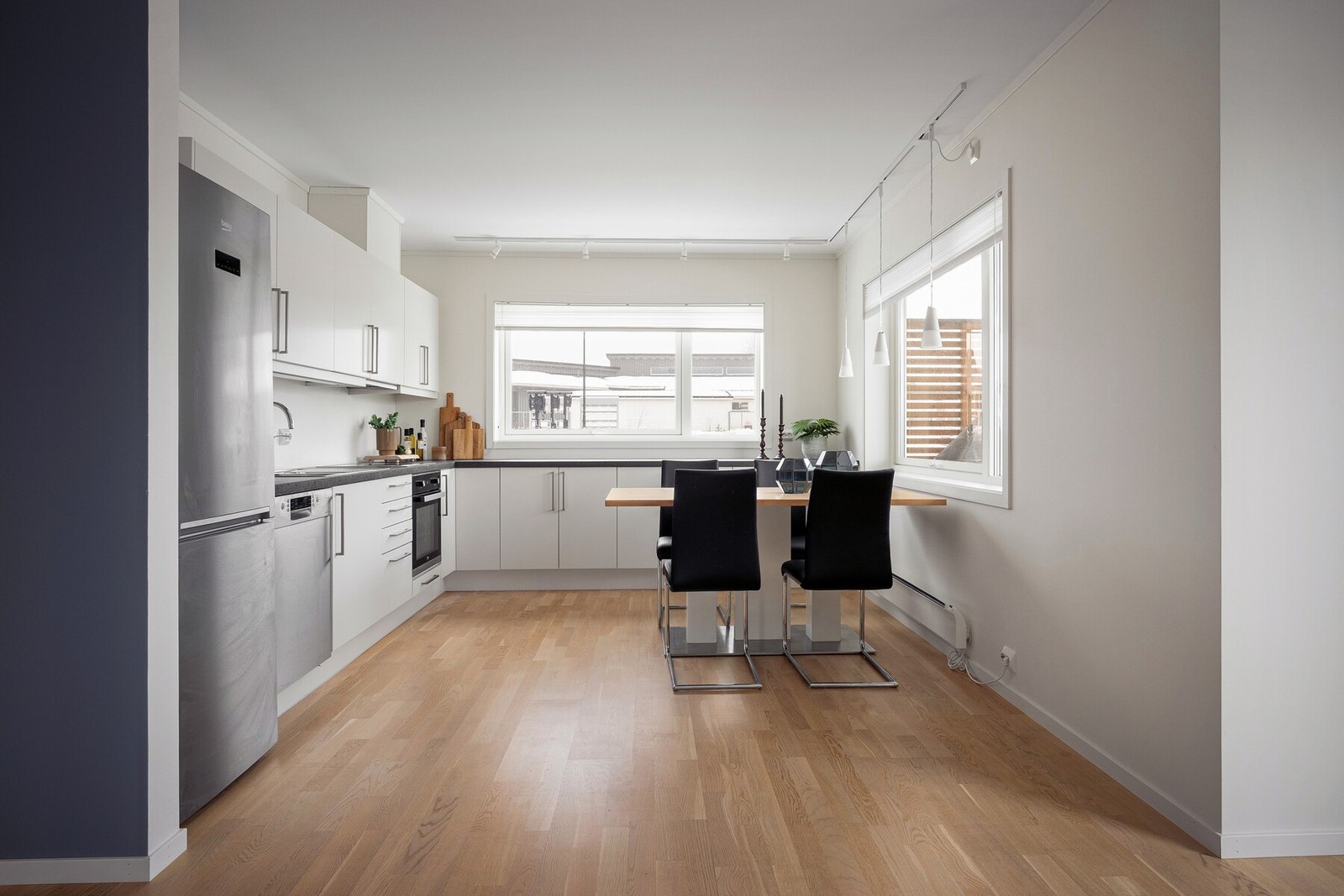 Innredningen har et tidløst uttrykk og rikelig med skap- og benkeplass. Galleribilde