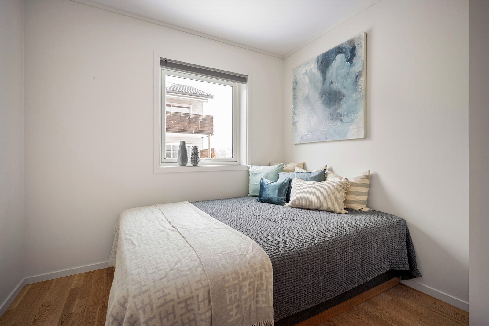 Rommet har plass til seng og tilhørende møbler, og fremstår lyst og funksjonelt med gode innredningsmuligheter. Galleribilde