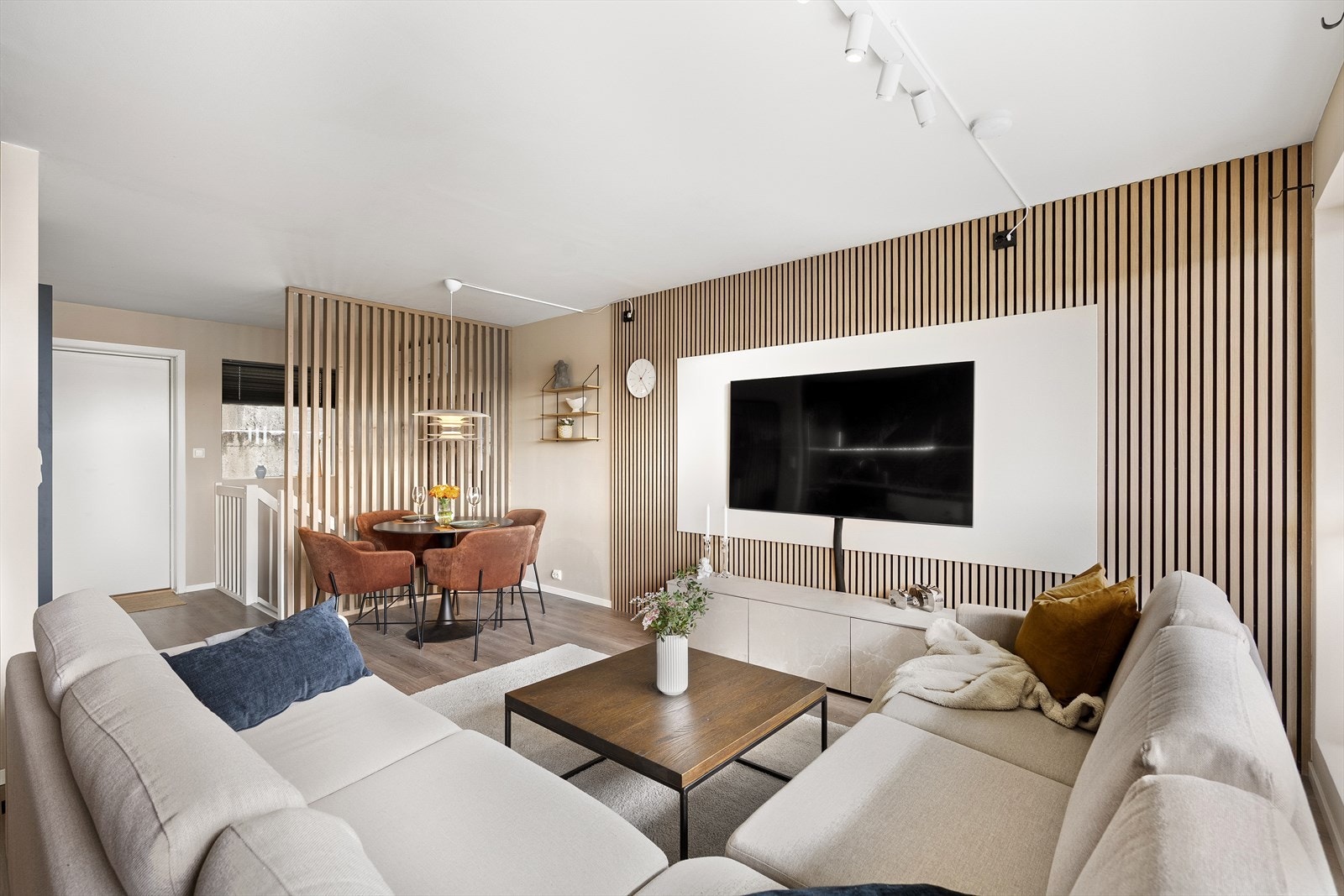 Du får plass til ønsket sofa, sofabord, tv-benk og annet passende møblement. Galleribilde