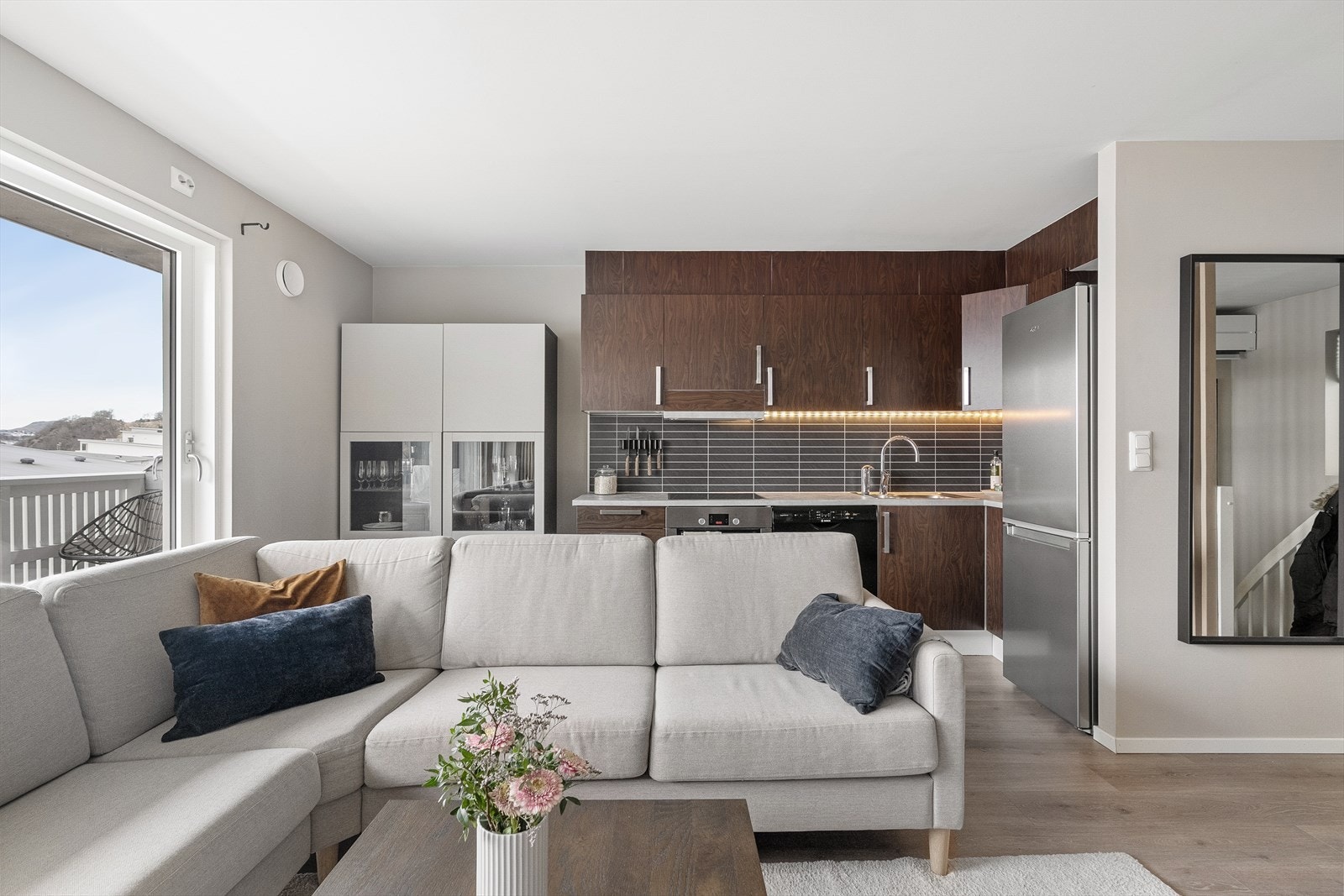 Det er frittstående hvitevarer som kjøl/fryseskap og oppvaskmaskin. Stekeovn og platetopp er integrert. Galleribilde