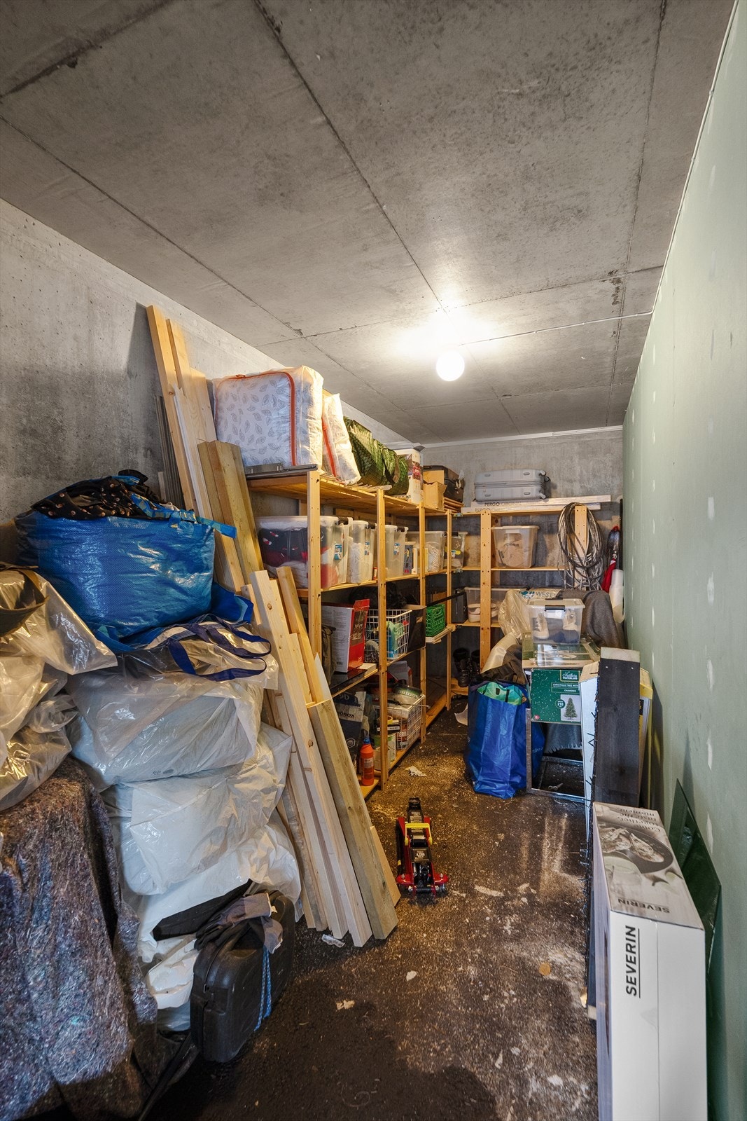 Bak parkeringsplassen har du en stor sportsbod på 9 kvm! Galleribilde