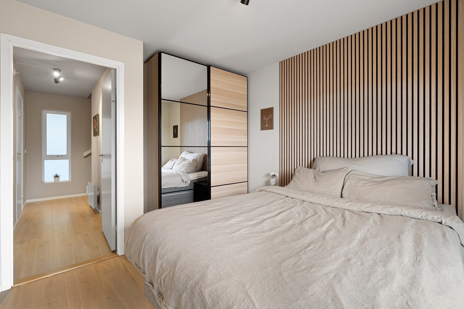 Her innreder du med ønsket sengestørrelse og nattbord. Det er allerede innredet med et garderobeskap med skyvedører som har plass til alt av klær og annet tilbehør. Galleribilde