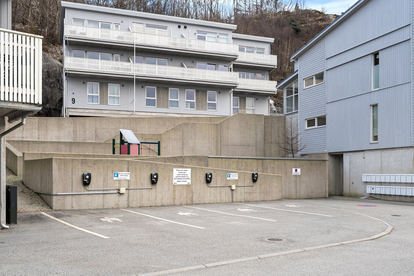 Det er tilrettelagt med ladestasjon for de med elbil på parkeringen nedfor leiligheten. Galleribilde