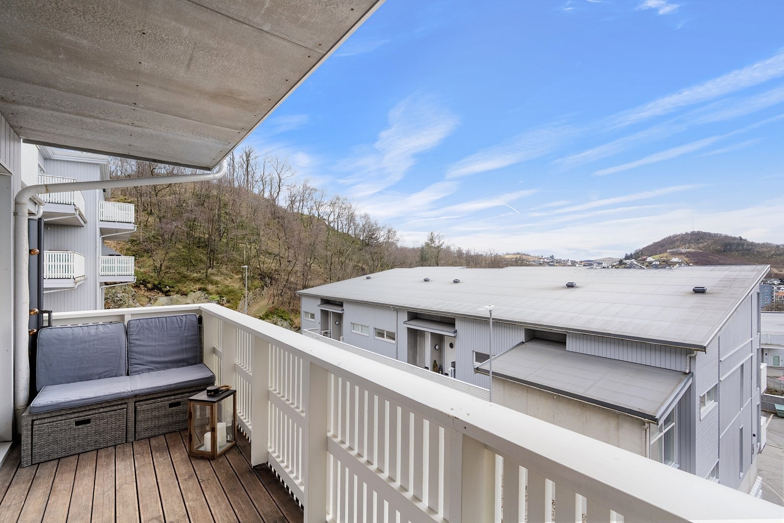 Balkongen er på 7 kvadratmeter og ligger riktig til i forhold til solen! Her innreder du enkelt med ønsket utemøblement. Galleribilde