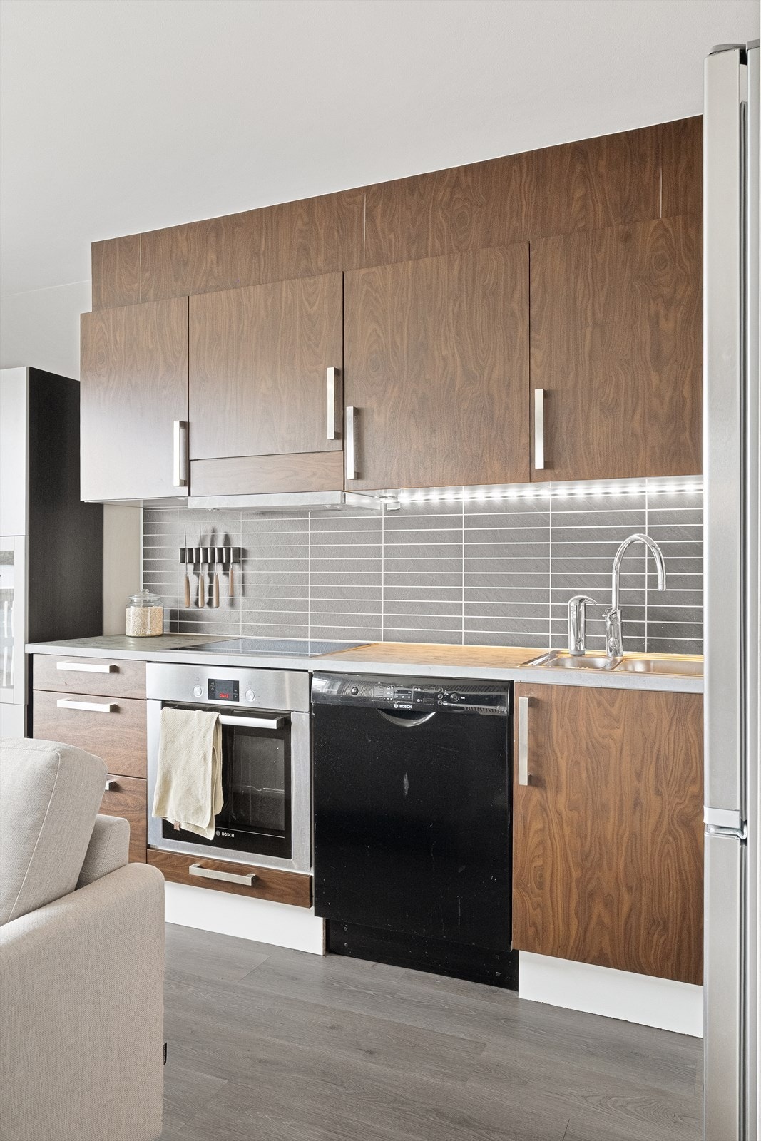 Kjøkkenet ligger i åpen løsning med stuen. Frontene er foliert med dekorfolie. Galleribilde