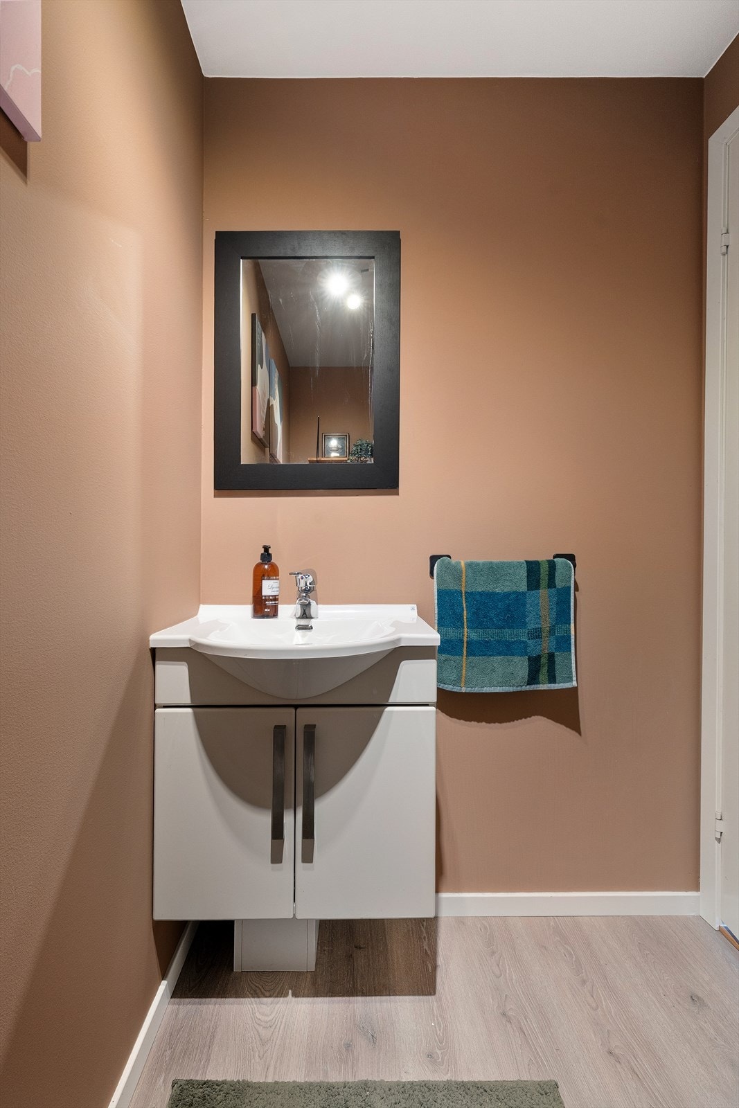 Det er innredet med seksjon med vask og vegghengt toalett. Galleribilde