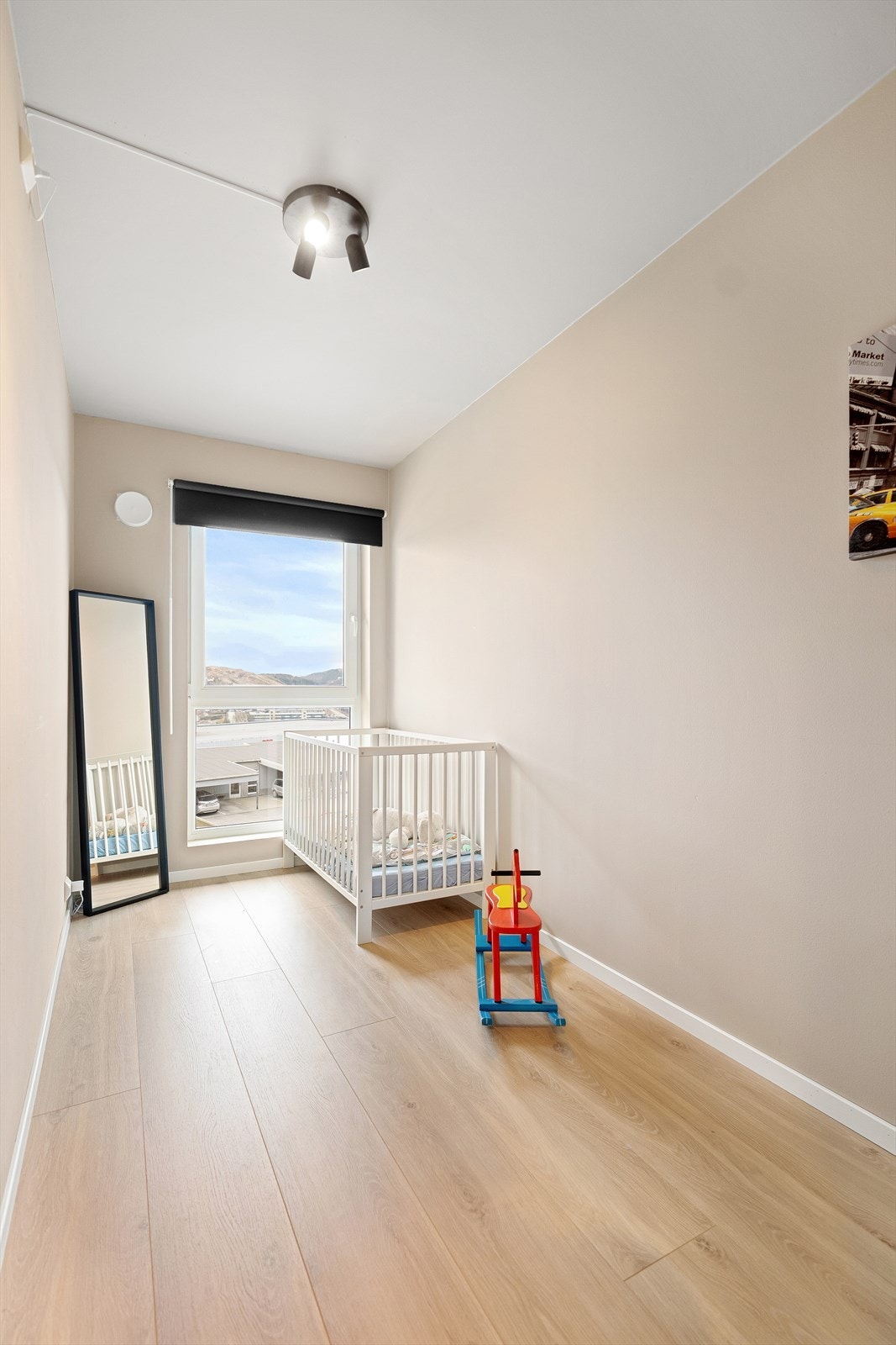 Her er det god plass til ønsket seng, nattbord og annet møblement. Hvis du er en av dem som kan jobbe hjemmefra - så er dette det perfekte kontoret. Galleribilde