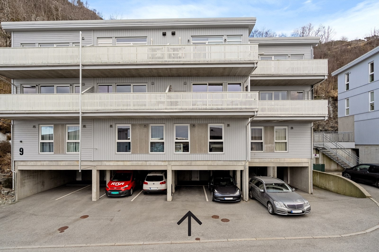 Parkeringsplass i carport med plass til to biler. Galleribilde