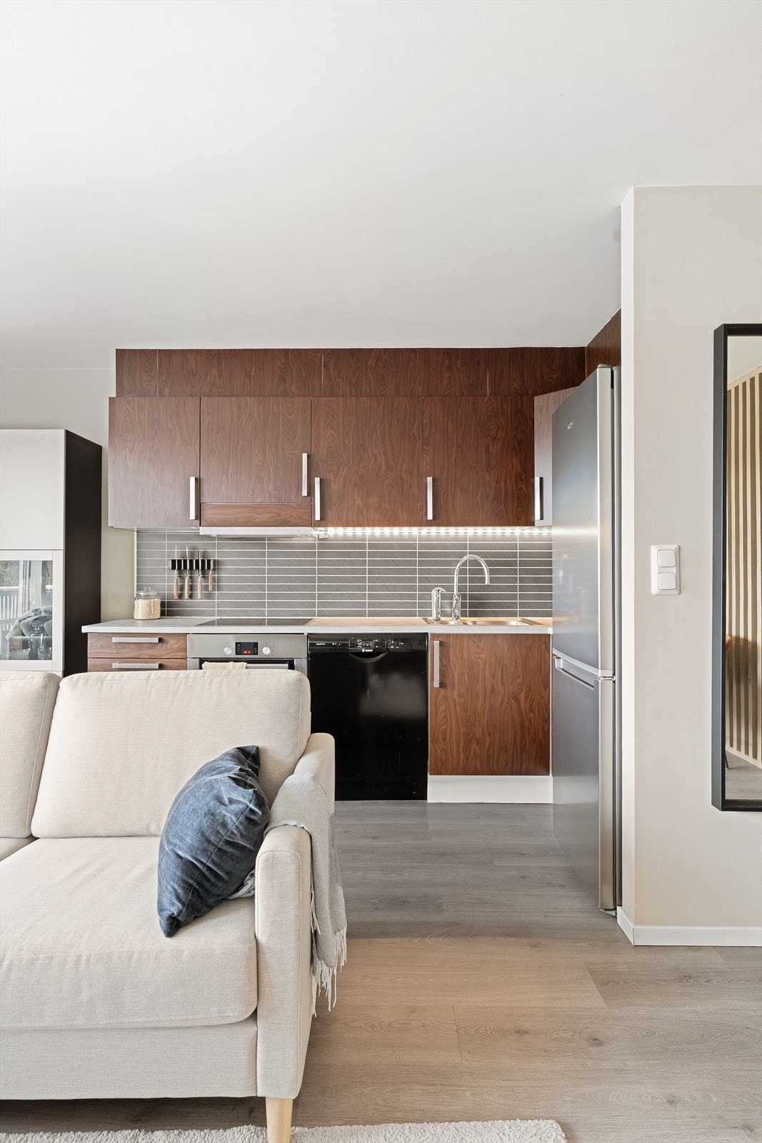 Du har godt med skap- og benkeplass til det du måtte ha av kjøkkenutstyr og redskaper! Galleribilde