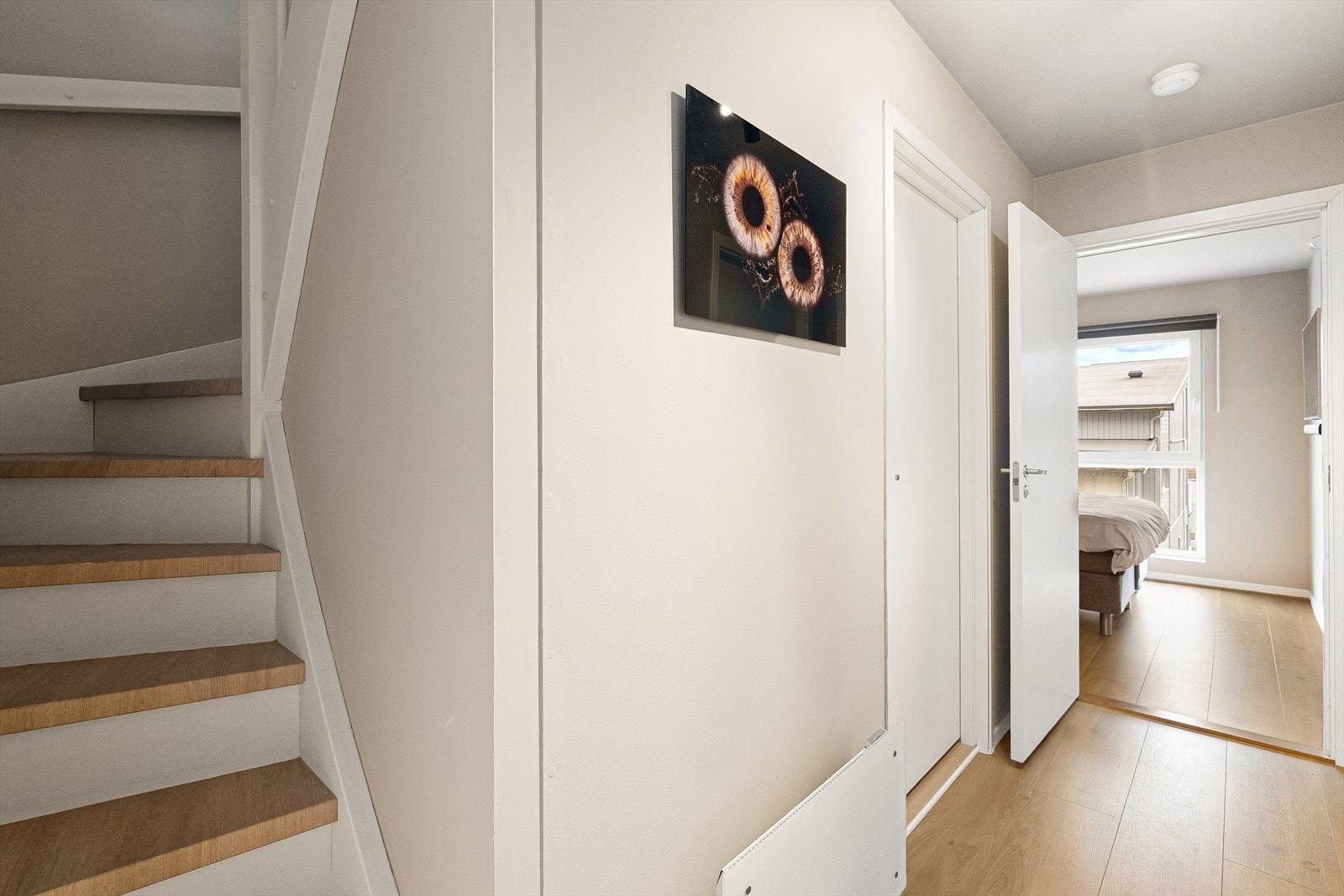 I første etasjen finner du soverommene, badet og en innvendig bod. Galleribilde