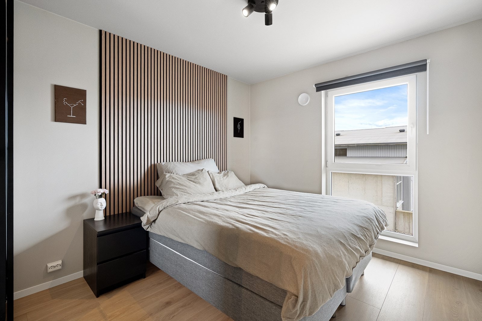 Hovedsoverommet ligger naturlig plassert i enden av 1. etasje. Galleribilde