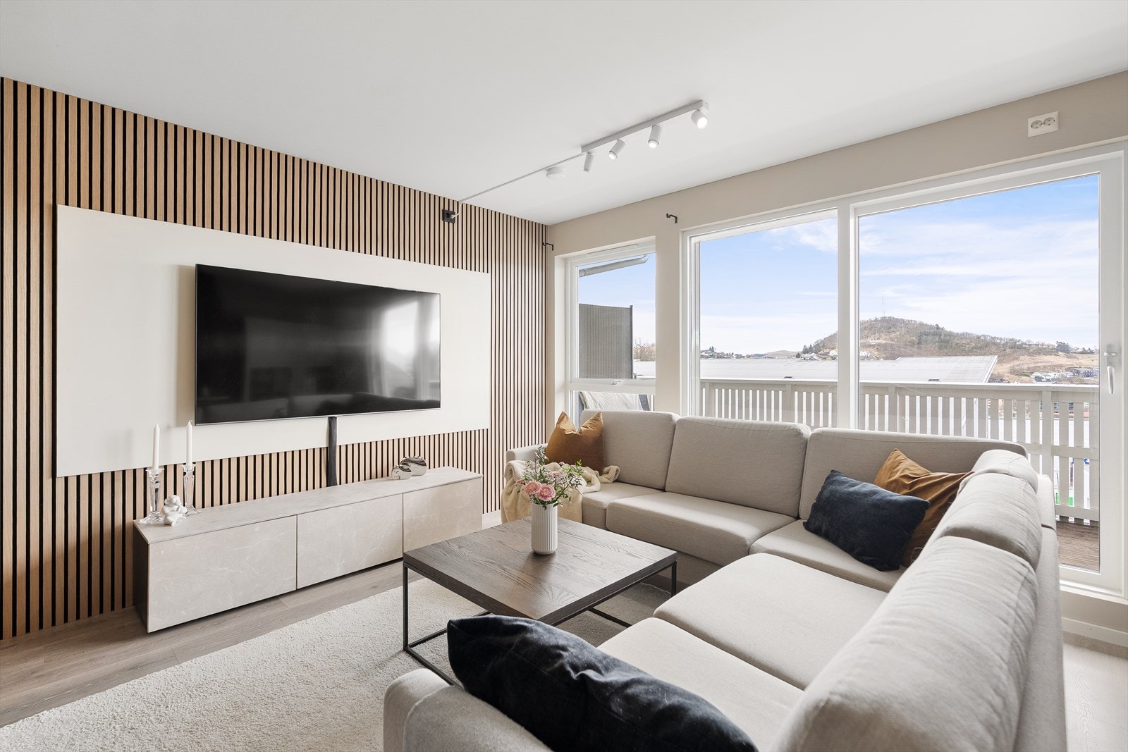 Stuen har en kjekk og sosial planløsning som gjør det enkelt å innrede akkurat slik du drømmer om. Galleribilde