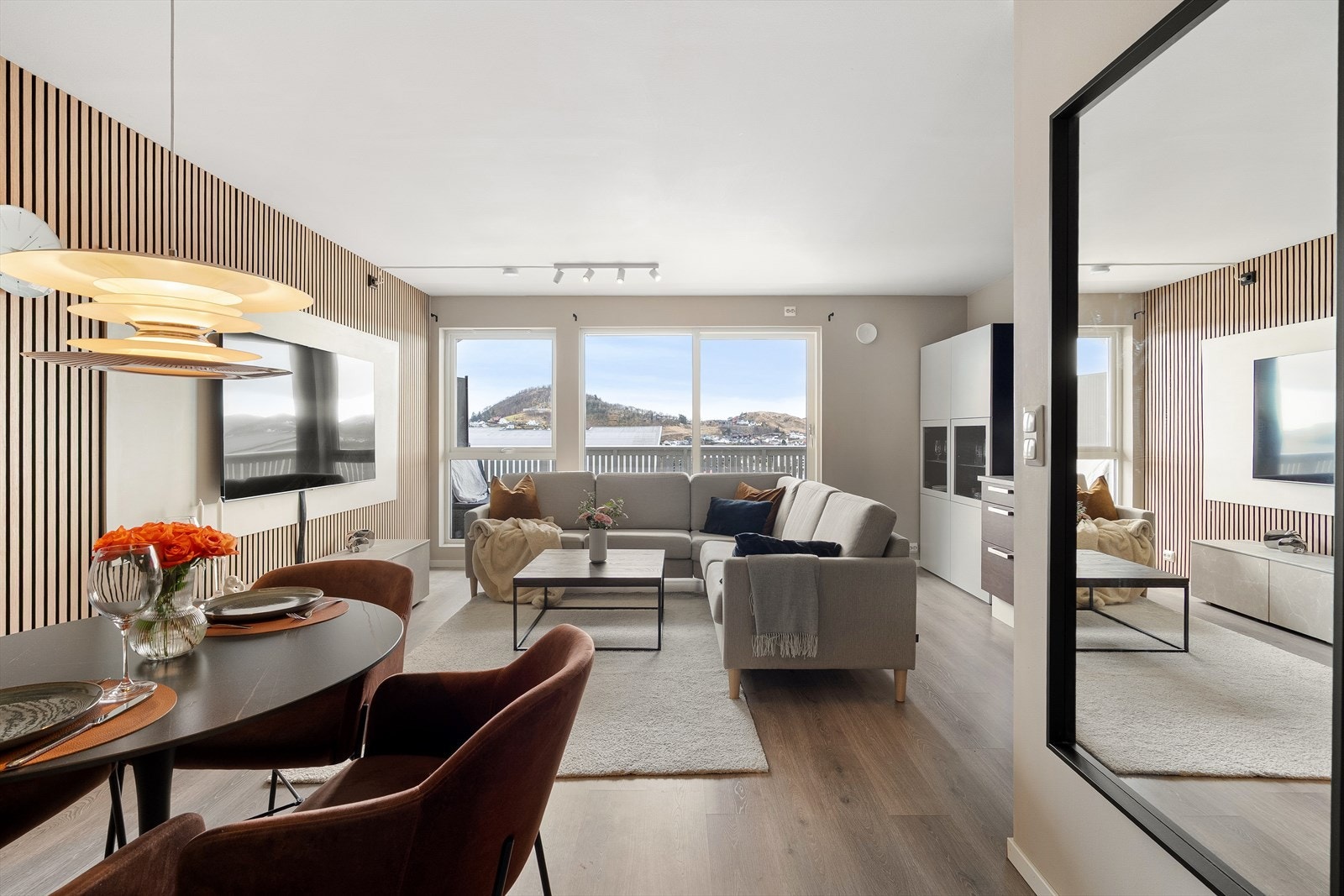 Du vil fort legge merke ti store vindusflater som slipper inn rikelig med daglys og som rammer inn den herlige utsikten. Her vil du virkelig elske å bo! Galleribilde