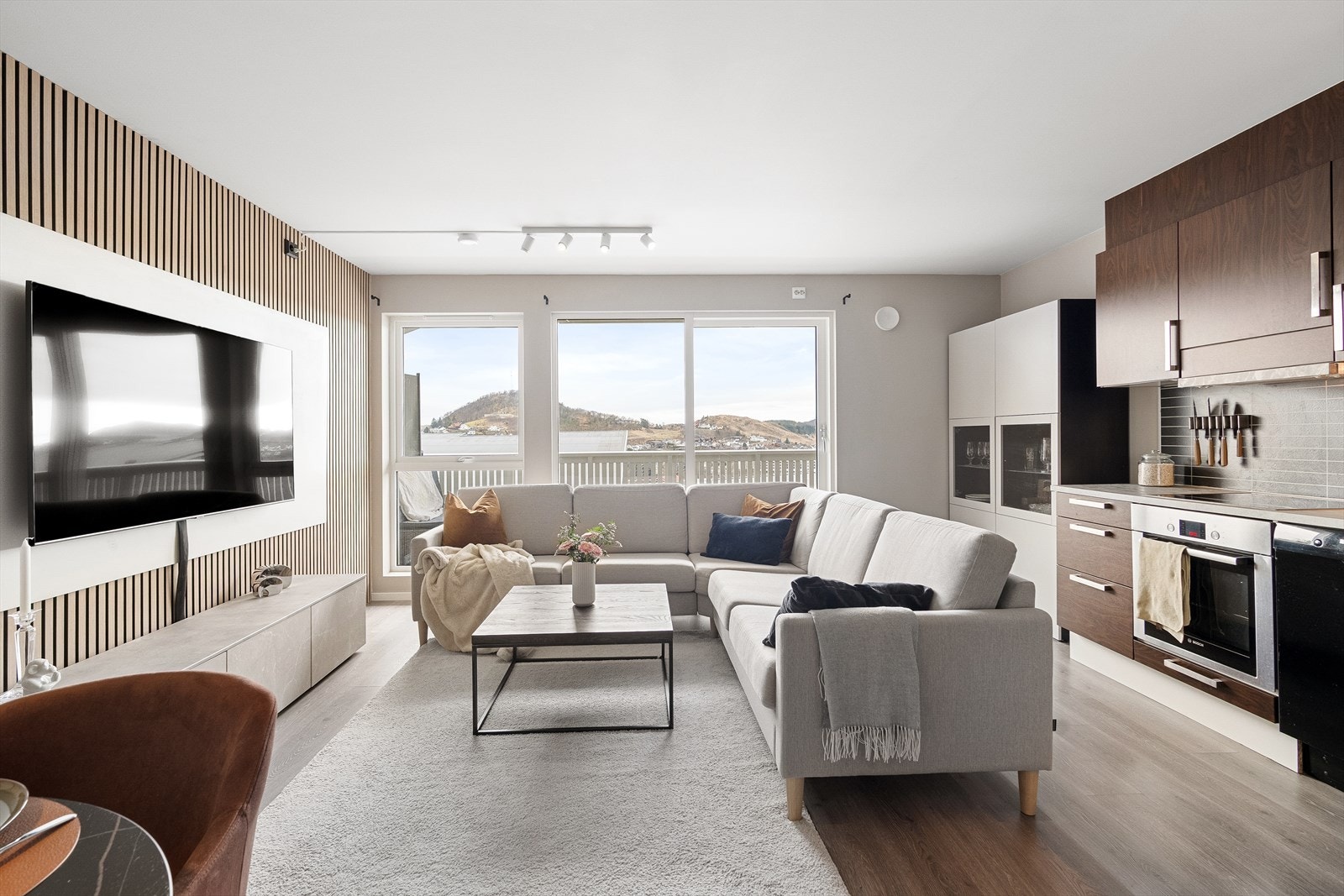 Leiligheten går over to plan med sosiale rom oppe, og private rom nede. Galleribilde