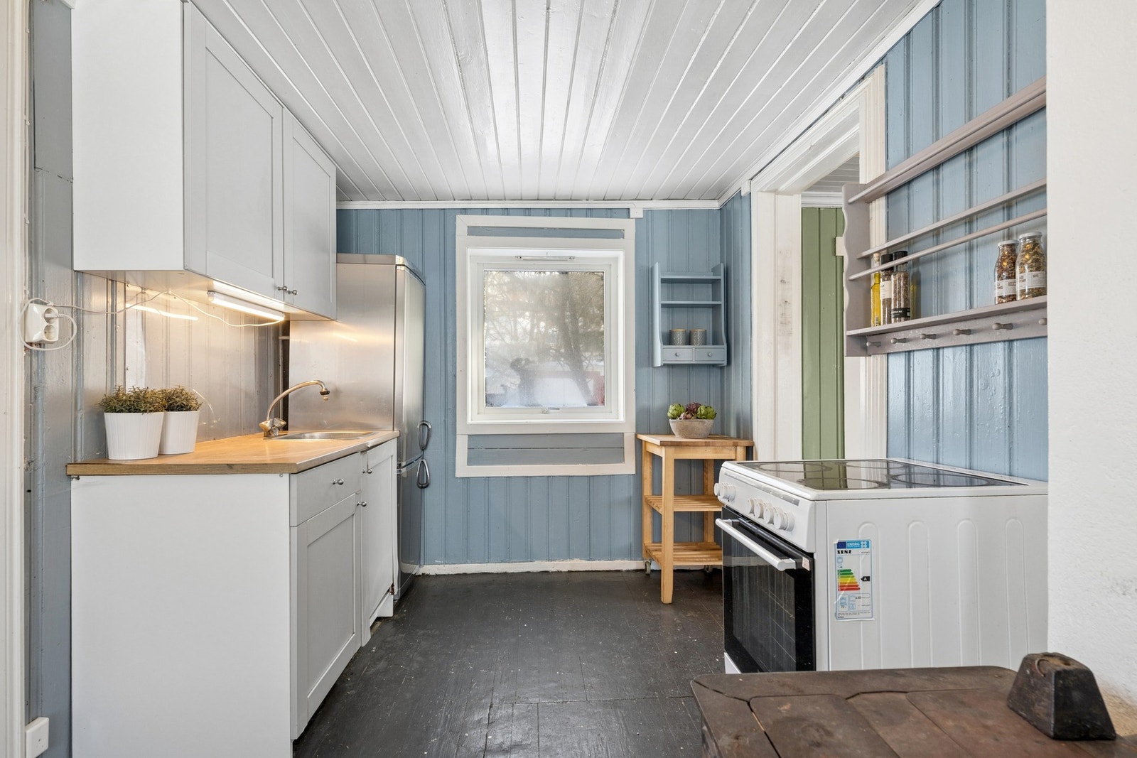 Et koselig kjøkken med enkel innredning. Galleribilde