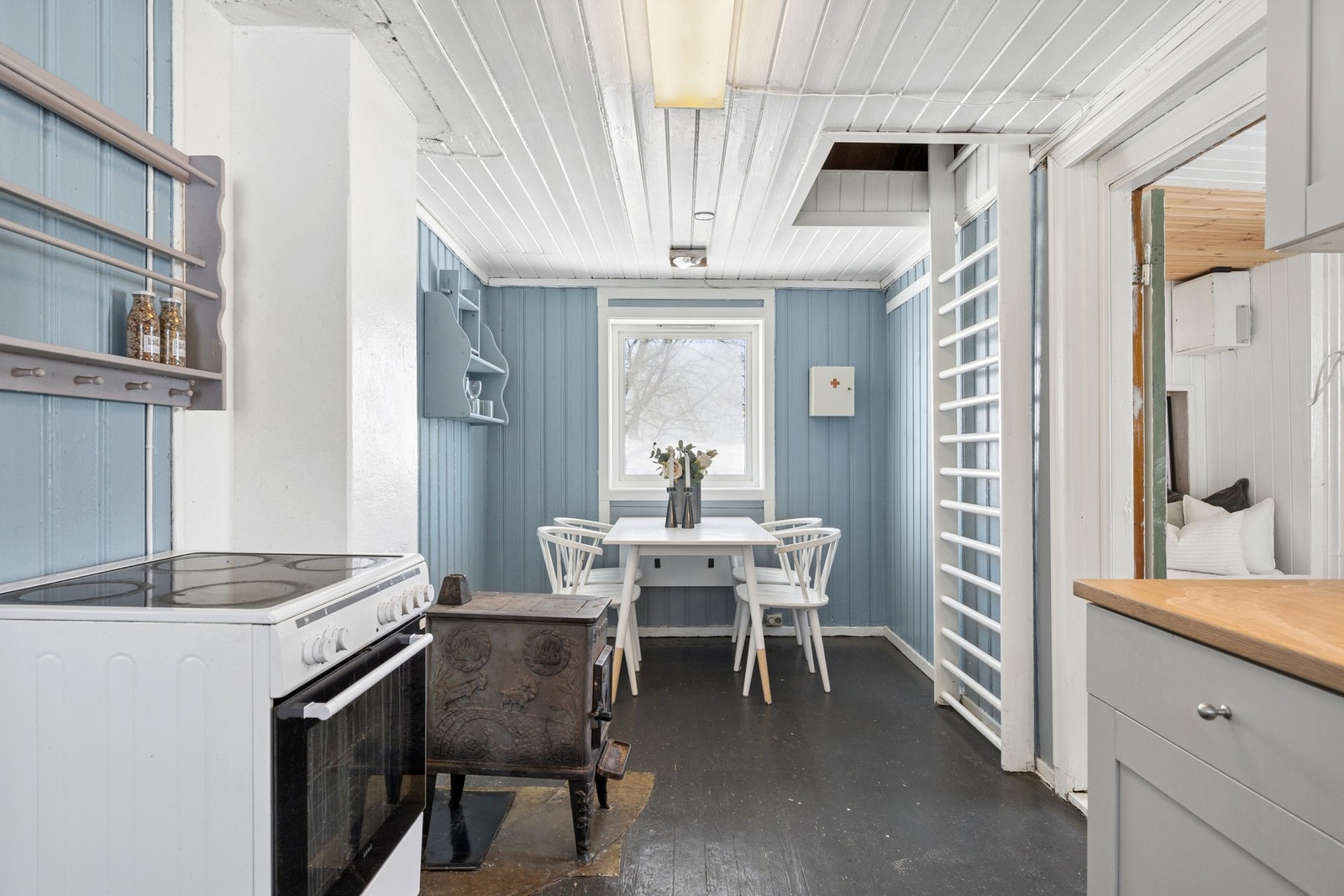 Kjøkkenet har fin plass til spisestue/kjøkkenbord. Galleribilde