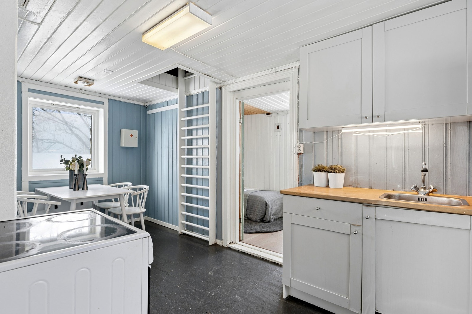 Fra kjøkkenet kommer du videre til soverommet og det er tilgang til hemsen fra kjøkkenet. Galleribilde