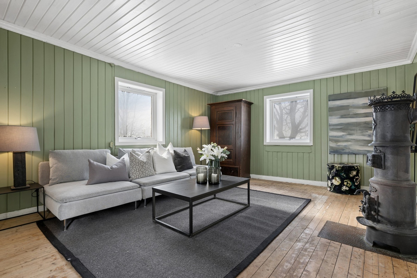 Koselig stue med originale tregulv og gode lysforhold. Galleribilde