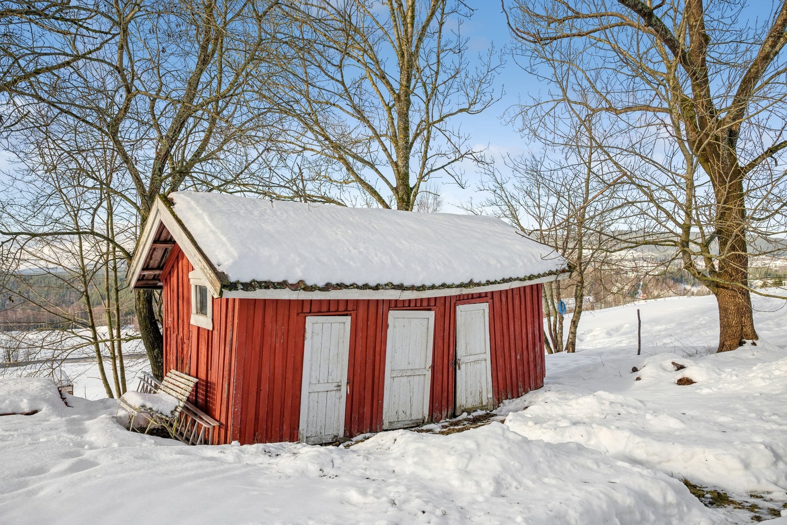 Anneks/uthus brukt som redskapsbod/vedbod. Galleribilde