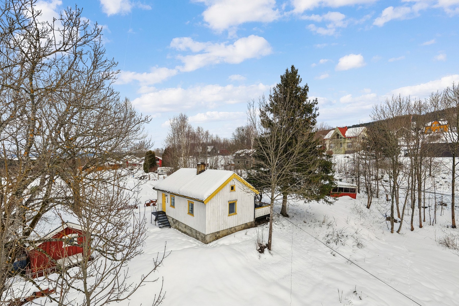 Boligen er eldre og holder enkel standard - her har du mulighet til å tilpasse boligen etter egne ønsker og behov. Galleribilde