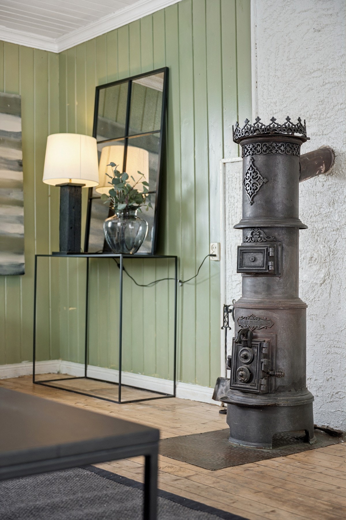 Peisen i stuen bidrar til ekstra varme og hygge på kalde vinterdager. Galleribilde