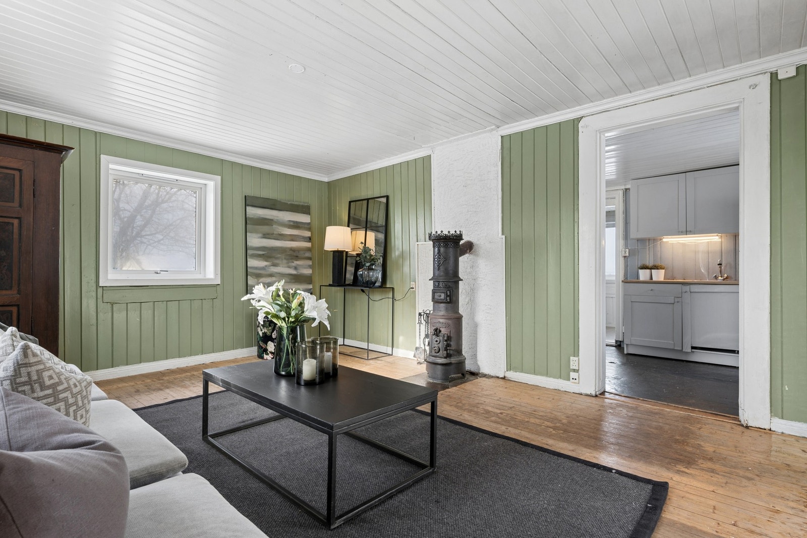 Fra stuen kommer du videre inn til boligens kjøkken. Galleribilde