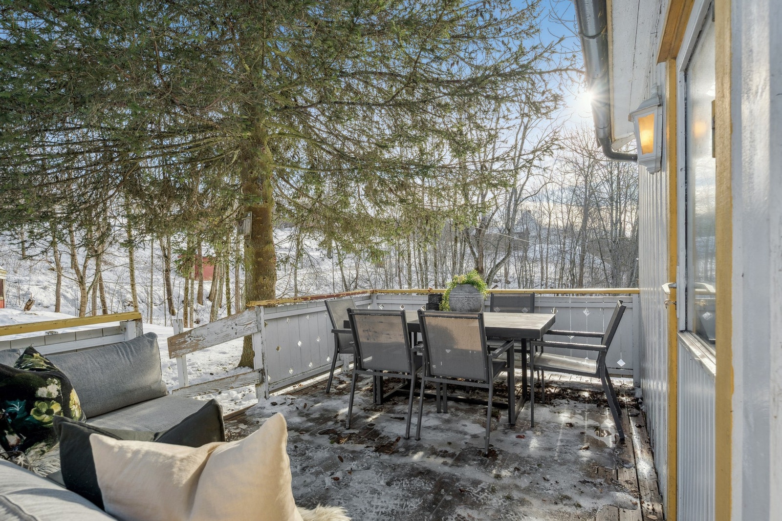 Naturen er rett utenfor og du kan nyte morgensol og fuglekvitter fra terrassen. Galleribilde