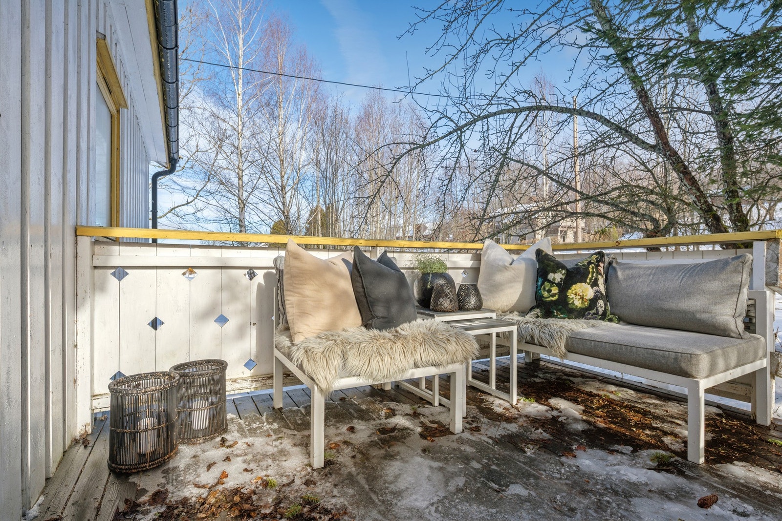 Koselig frokostplass med morgensol. Galleribilde