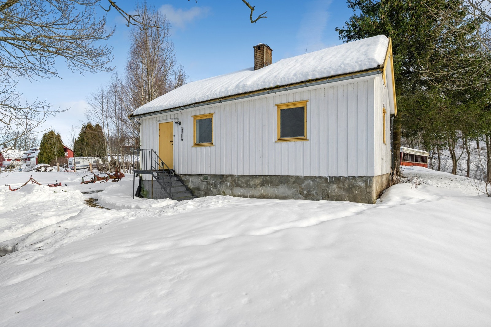 Boligen har inngangsdør som tar deg inn til soverommet. Det er primært terrassedøren som er benyttet som inngangsdør. Galleribilde