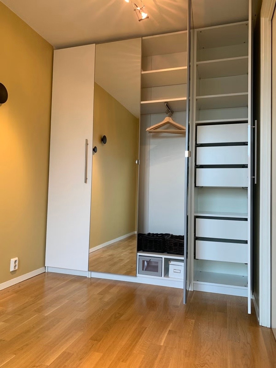 Stort klesskap på soverommet Galleribilde