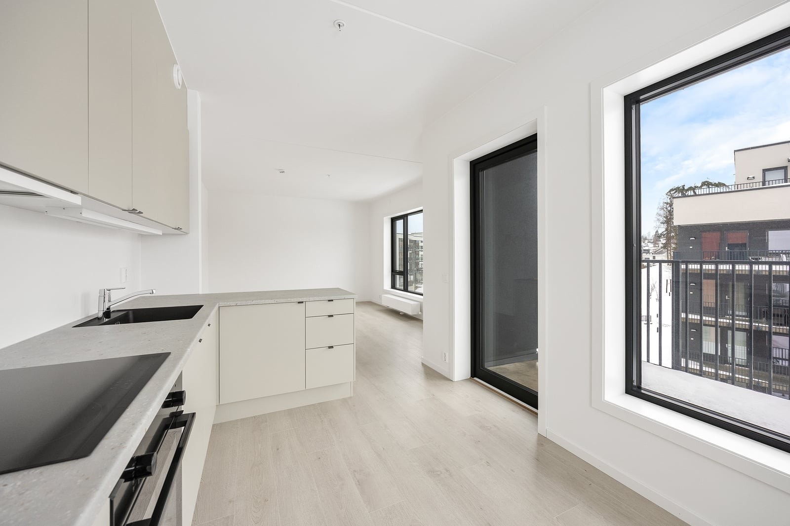 Kjøkkenet er utstyrt med integrert kombiskap, stekeovn, induksjonstopp og oppvaskmaskin. Galleribilde