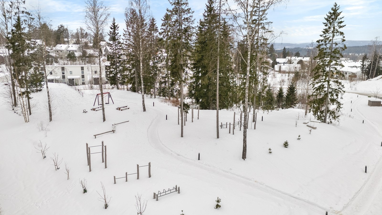 Nærområdet har flotte tur- og friluftsområder for rekreasjon sommer som vinter. Galleribilde