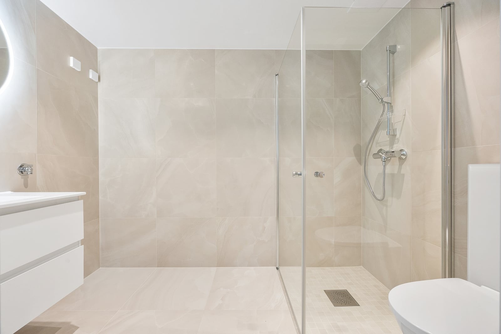 Dusjsonen har innfellbare glassvegger og vegghengt toalett. Galleribilde