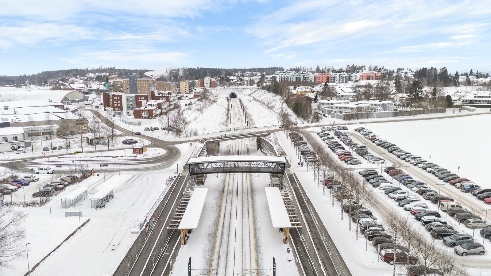 Fra Eidsvoll Verk stasjon er det gode togforbindelser til Oslo og Gardermoen. Galleribilde