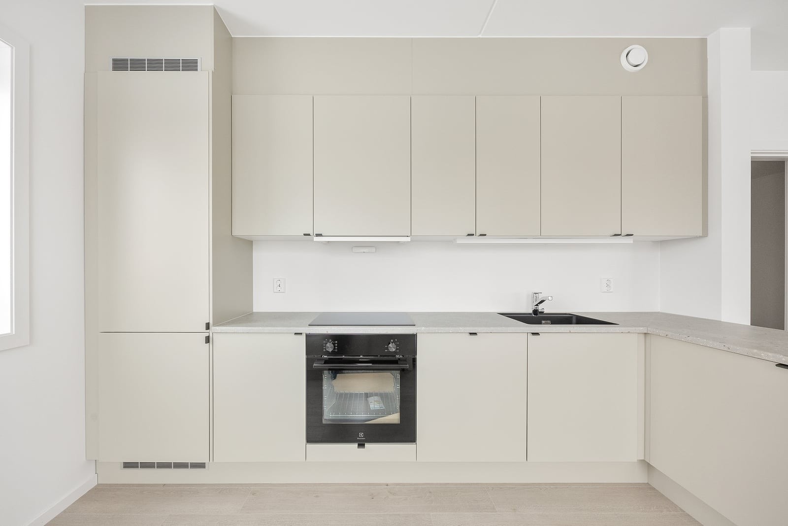 Innredningen har godt med skap- og benkeplass. Galleribilde