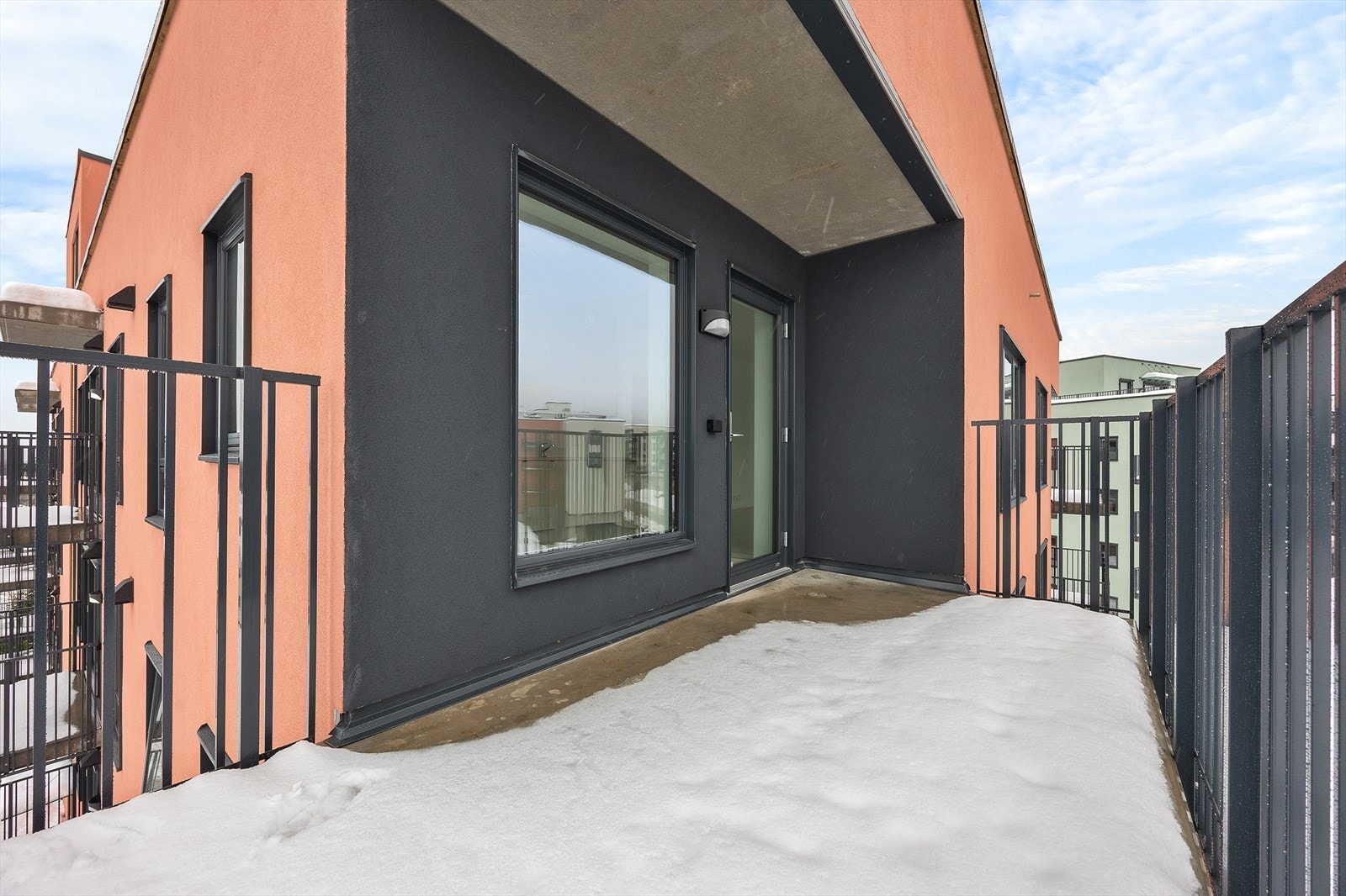 Balkongen er en fin forlengelse av stuen. Galleribilde