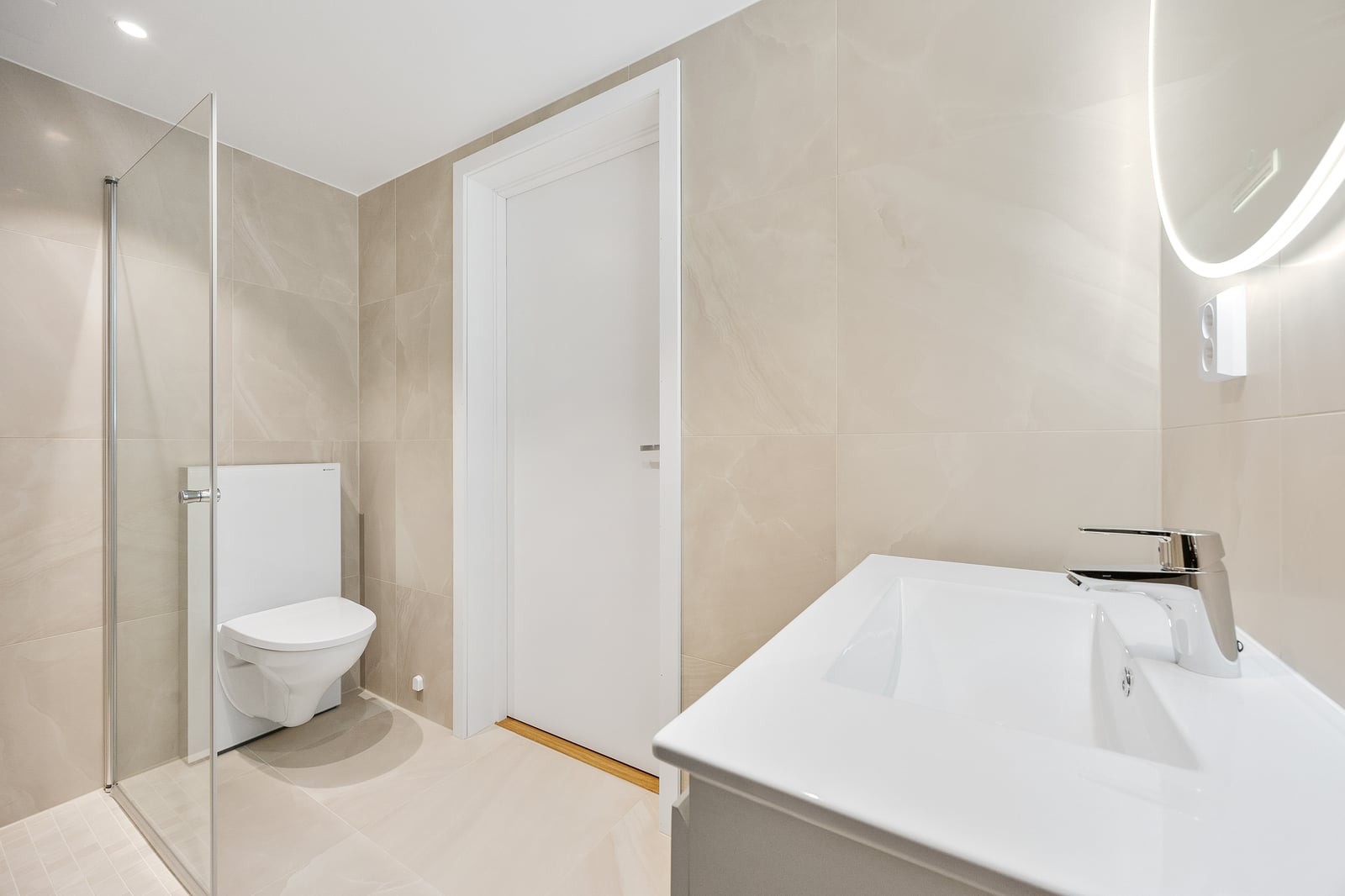 Badet har opplegg for vaskemaskin og tørketrommel. Galleribilde