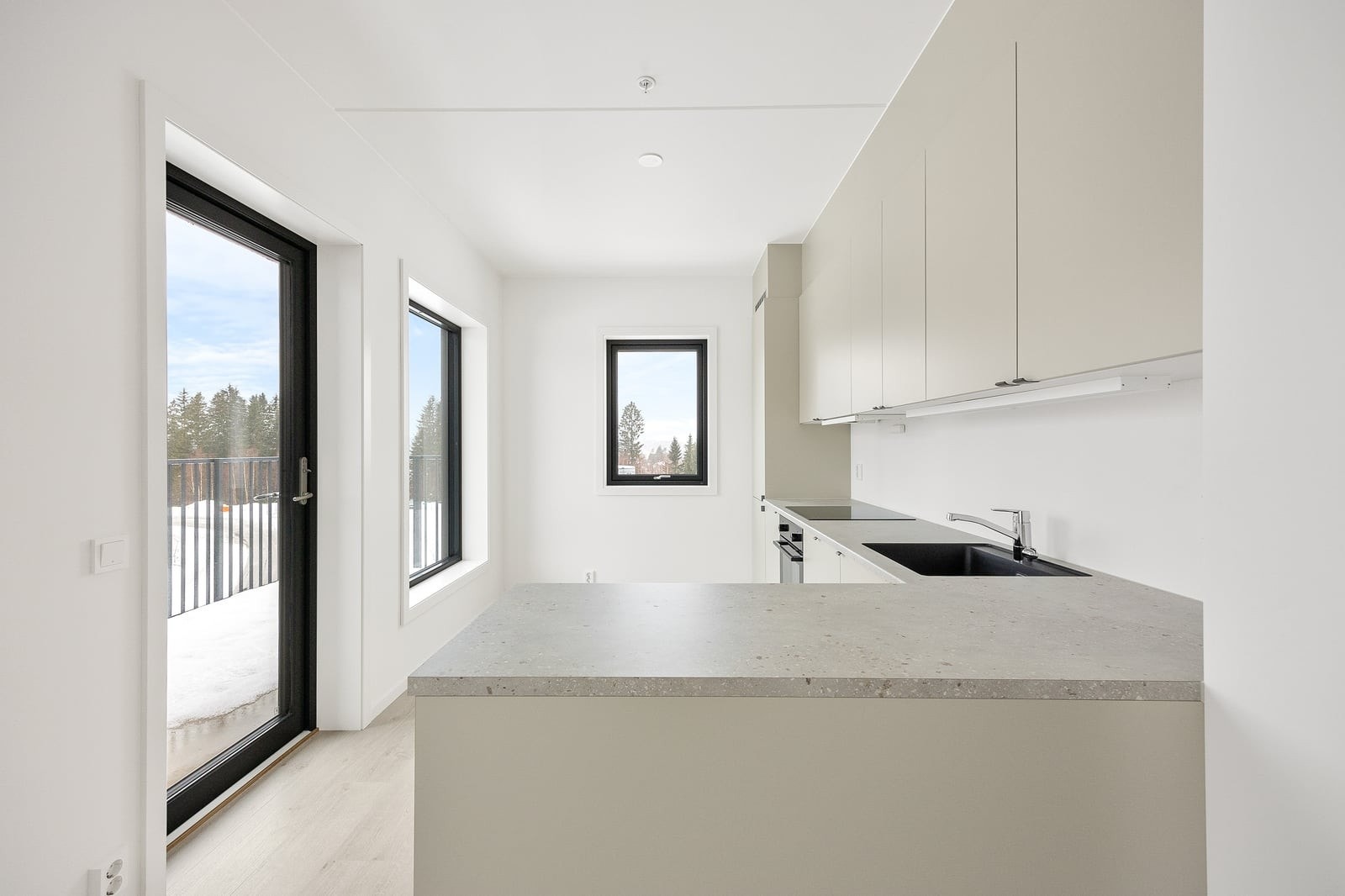 Fra kjøkkenet er det direkte utgang til balkongen. Galleribilde