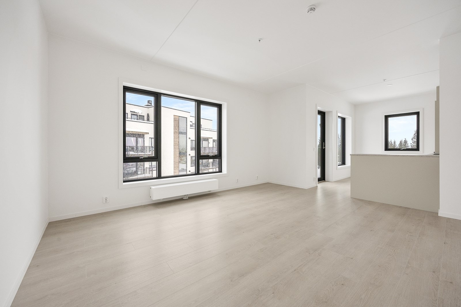 Store vindusflater og ekstra takhøyde gir en lys og luftig romfølelse. Galleribilde