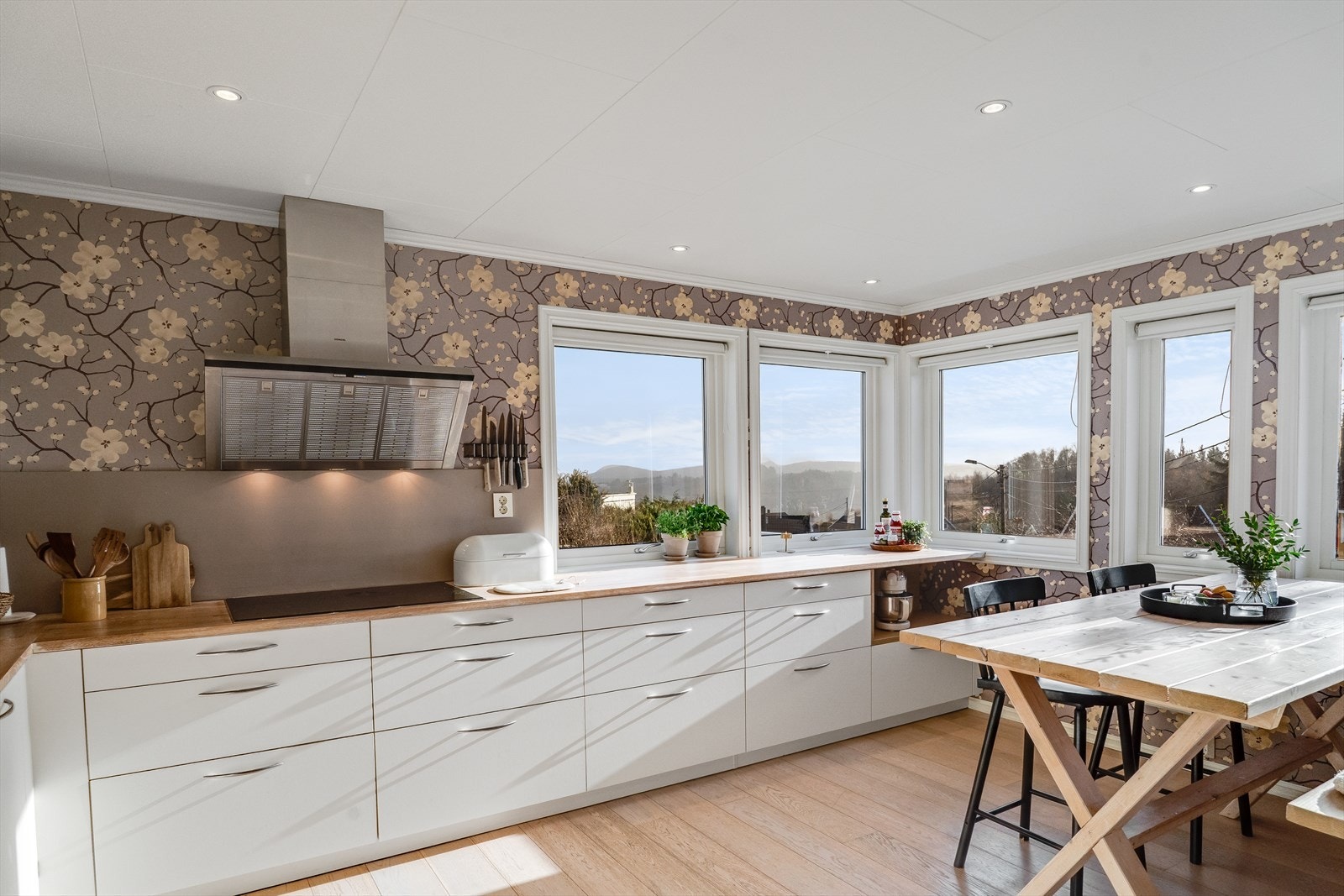 Meget tiltalende kjøkken i hvit utførelse, rikelig med skapplass og gode løsninger Galleribilde