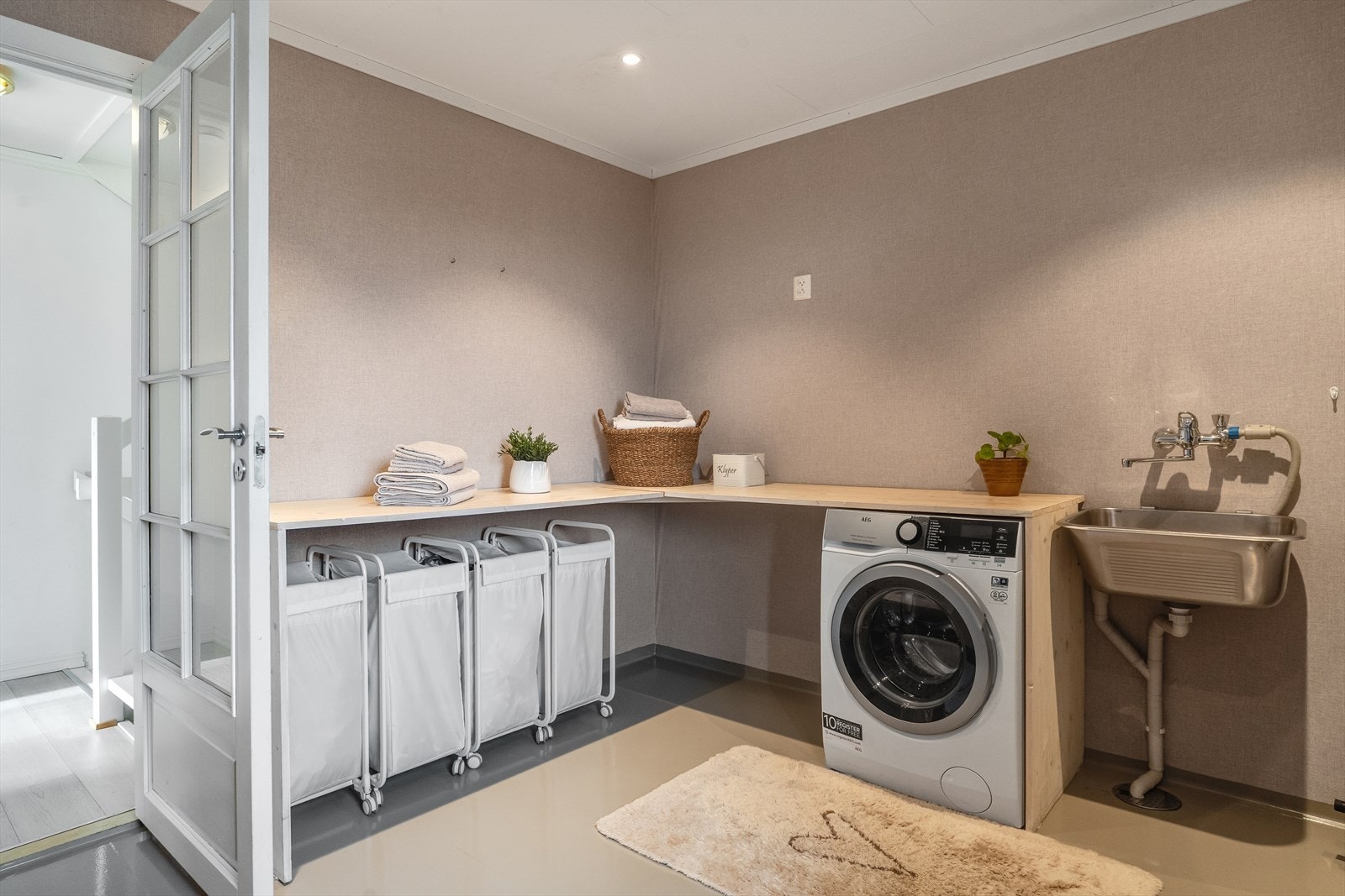 Praktisk vaskerom med biinngang Galleribilde