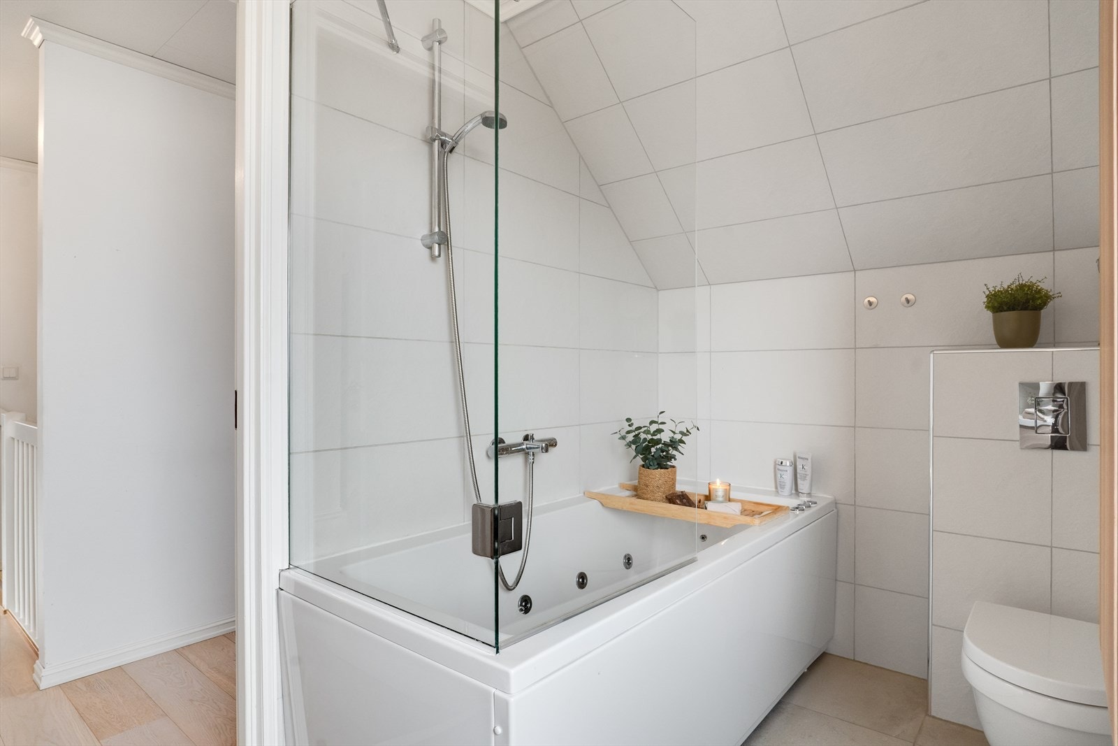 Pent delikat bad med badekar, baderomsseksjon og toalett Galleribilde