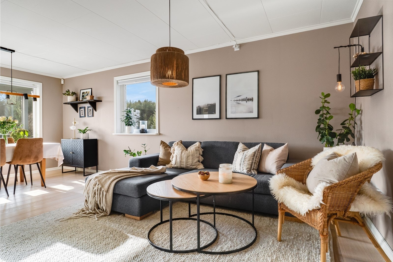 Hovedplan med lys og rommelig vinkelstue Galleribilde