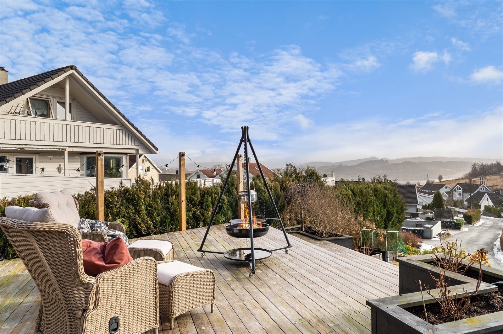 Stor altan med god plass til flere sittegrupper Galleribilde