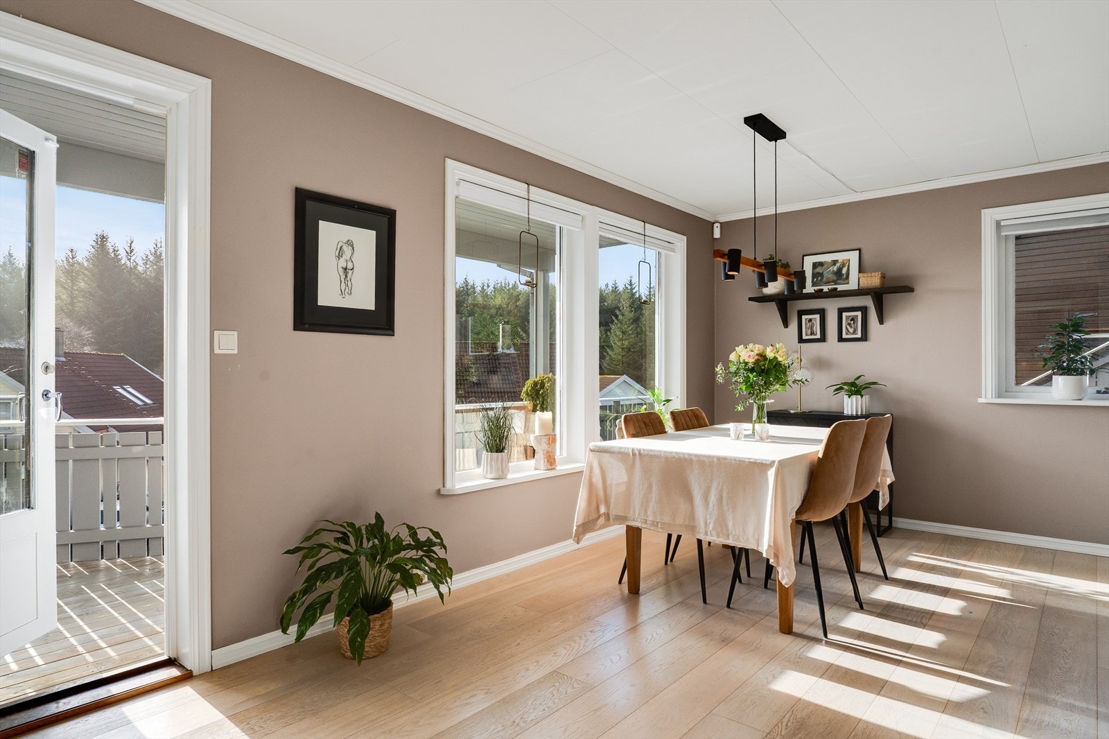 Stuen har til utgang til lun sørvendt altan Galleribilde