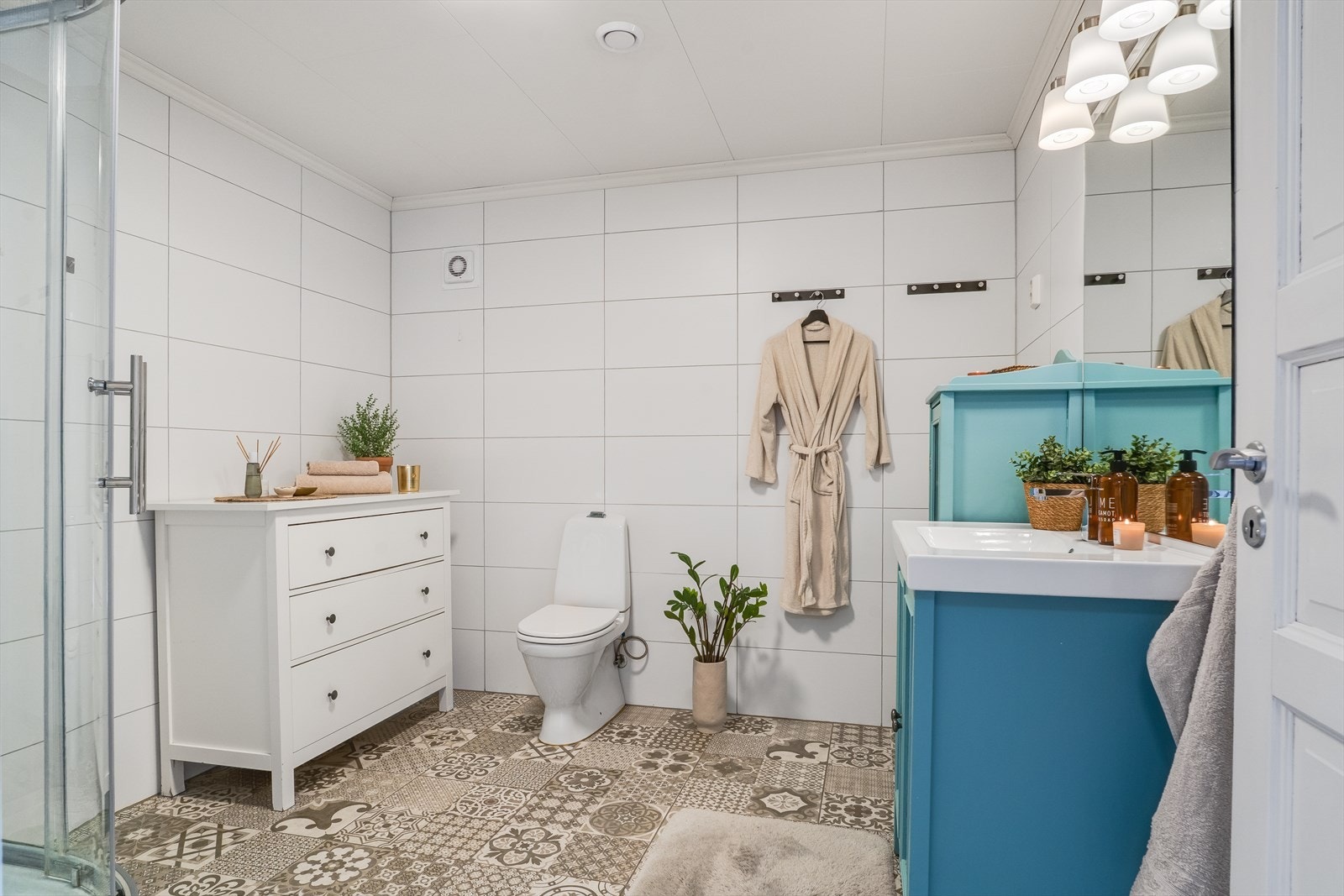 Bad grunnplan med dusjkabinett, baderomsseksjon og toalett Galleribilde